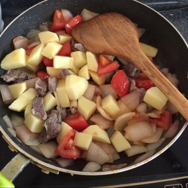 番茄土豆洋蔥牛肉湯的做法 步骤3