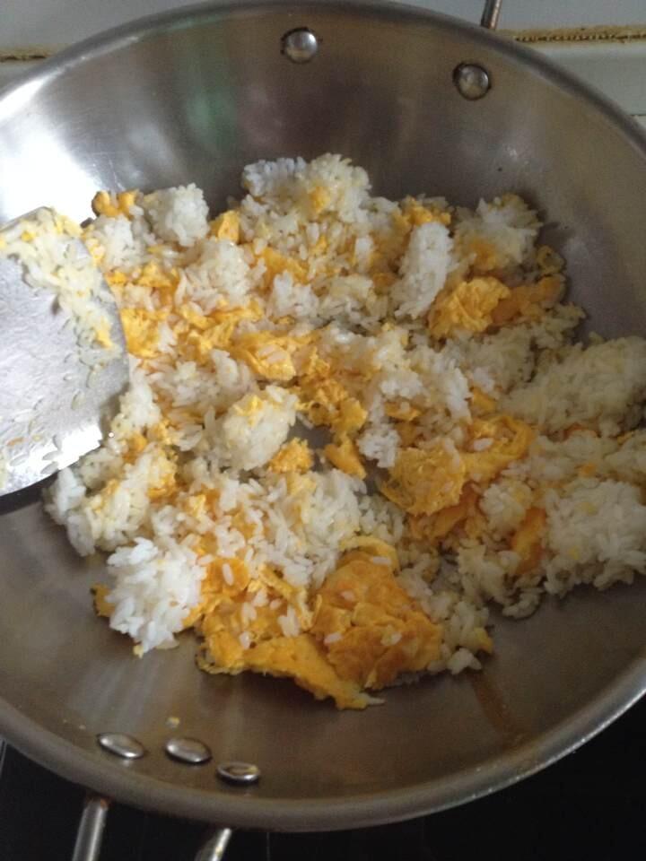 簡單的蛋炒飯的做法 步骤3