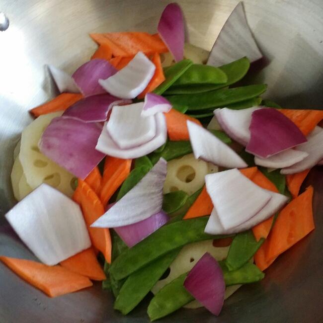 easy五彩時蔬（荷蘭豆，藕，胡蘿卜，洋蔥，蠶蛹）的做法 步骤1