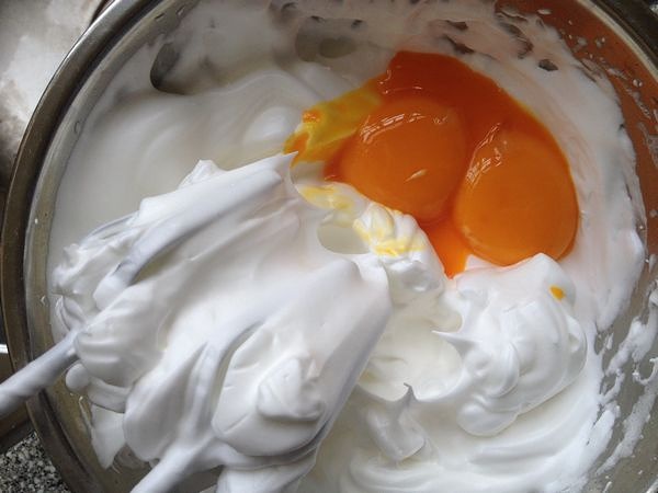 簡單而又出彩的奶油杯子蛋糕的做法 步骤3