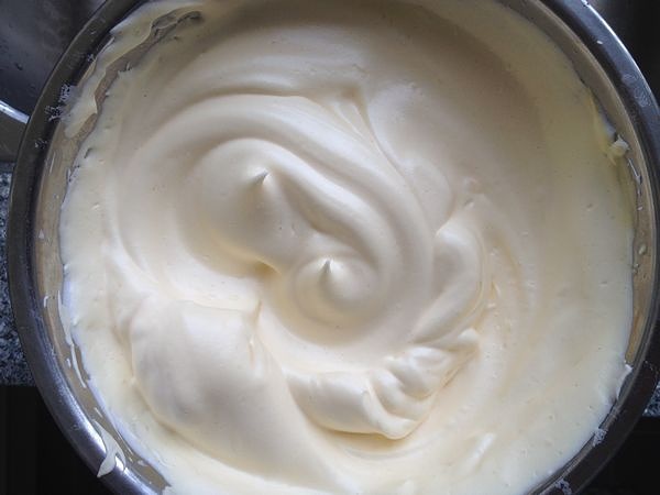 簡單而又出彩的奶油杯子蛋糕的做法 步骤4