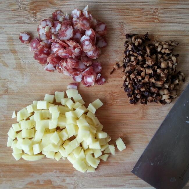 香菇土豆臘腸燜飯的做法 步骤1