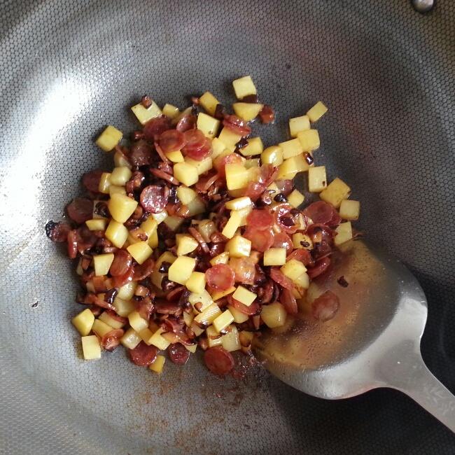 香菇土豆臘腸燜飯的做法 步骤2