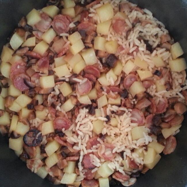 香菇土豆臘腸燜飯的做法 步骤4