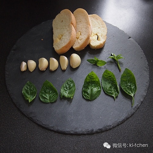 “Kiki廚房”蒜香羅勒烤面包的做法 步骤2