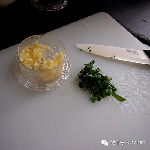 “Kiki廚房”蒜香羅勒烤面包的做法 步骤5