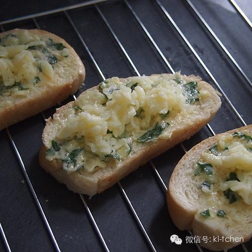 “Kiki廚房”蒜香羅勒烤面包的做法 步骤7