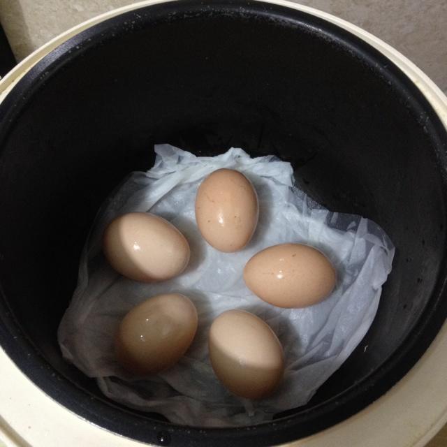 電飯鍋不用水煮雞蛋的做法 步骤2