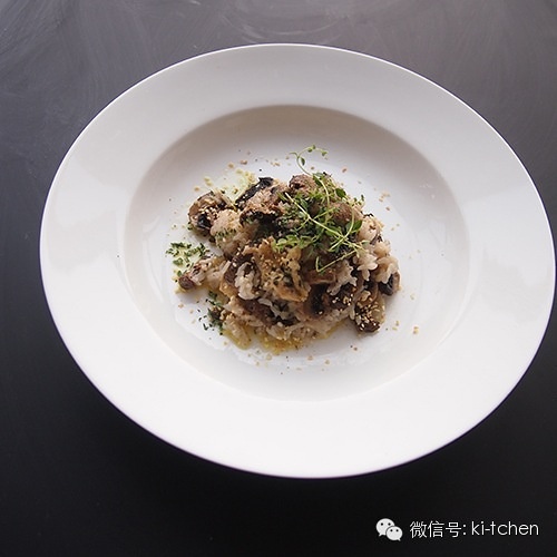 “kiki廚房”偷懶晚餐 蘑菇雞肉燜飯的做法 步骤2