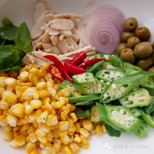 “kiki廚房”消夏低熱量料理 秋葵雞肉沙拉的做法 步骤2
