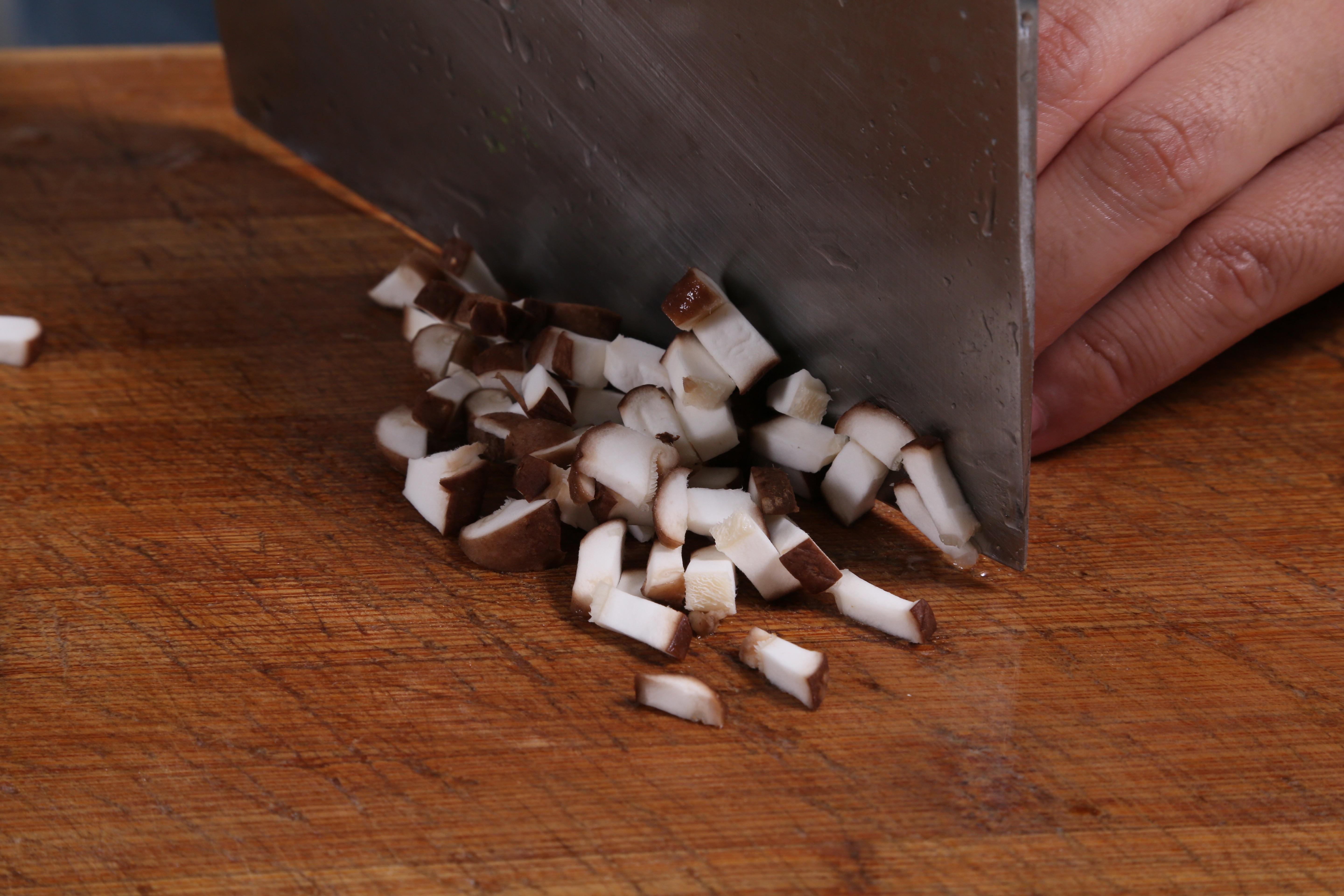 咸香軟糯的荷葉飯—自動烹飪鍋食譜的做法 步骤2