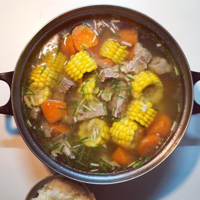 排骨玉米胡蘿卜炖湯的做法 步骤1