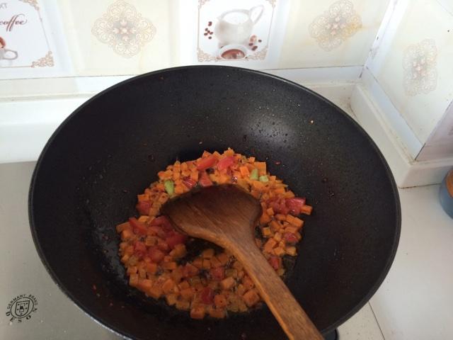 番茄什錦炒飯的做法 步骤2