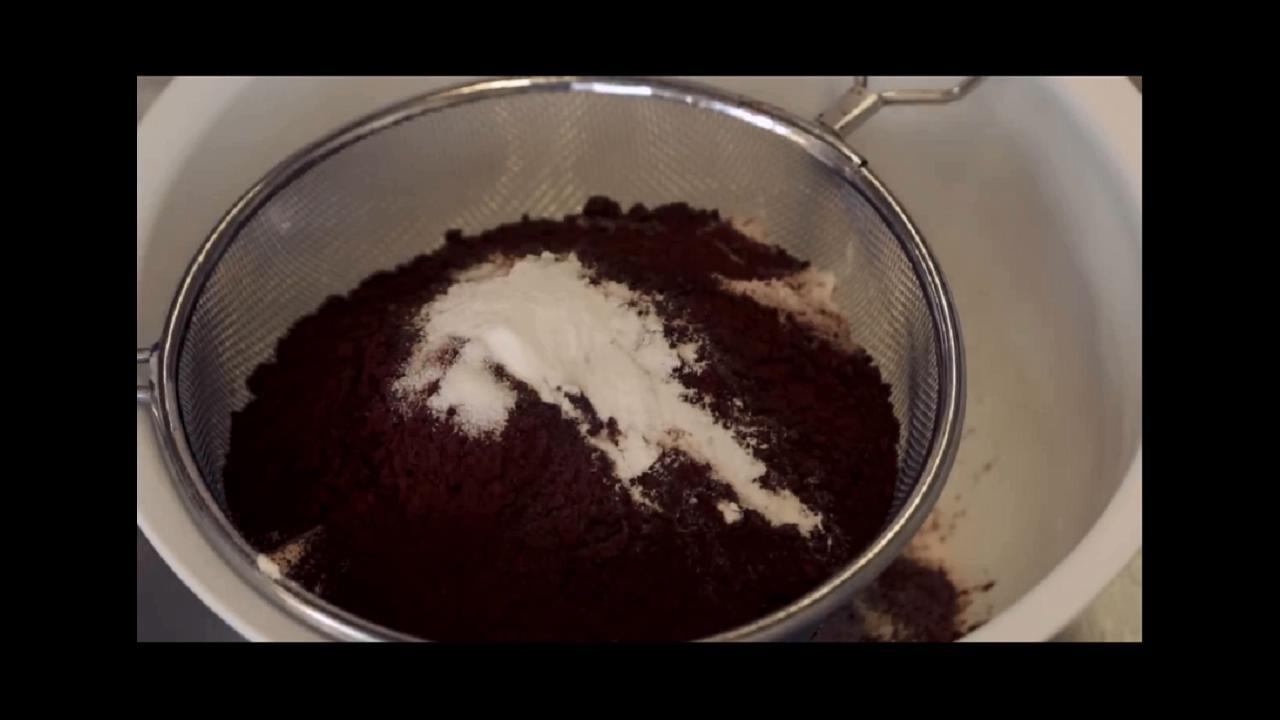 美味濕潤 巧克力Cupcake的做法 步骤1