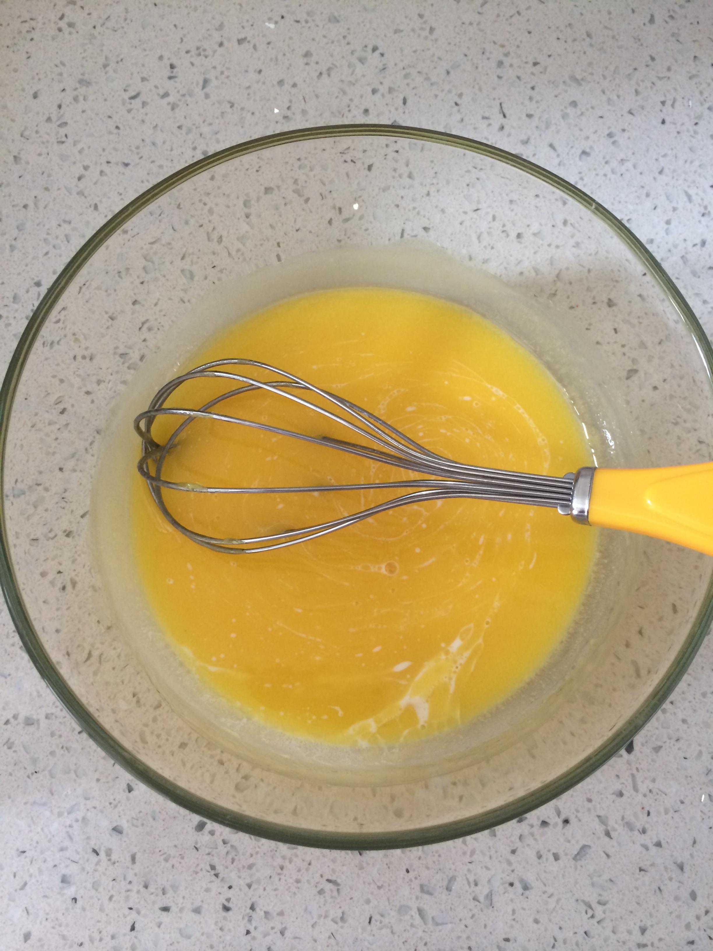 超濃郁的乳酪檸檬醬瑞士卷的做法 步骤2