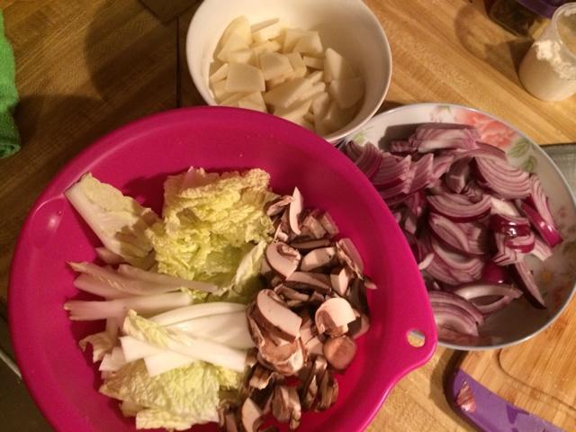燻腸土豆洋蔥青豆燜飯的做法 步骤2