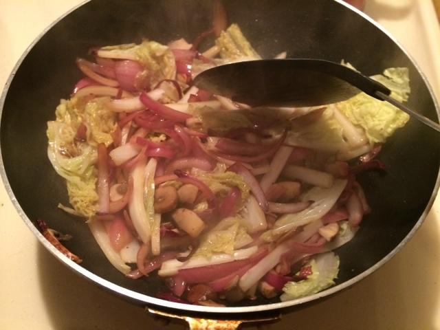 燻腸土豆洋蔥青豆燜飯的做法 步骤3