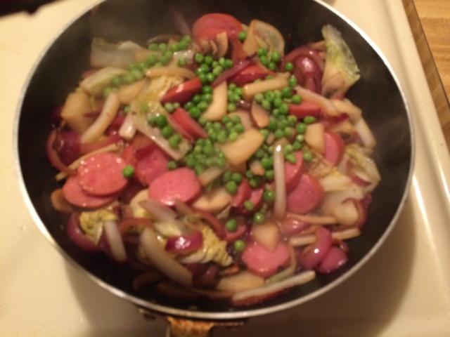 燻腸土豆洋蔥青豆燜飯的做法 步骤4