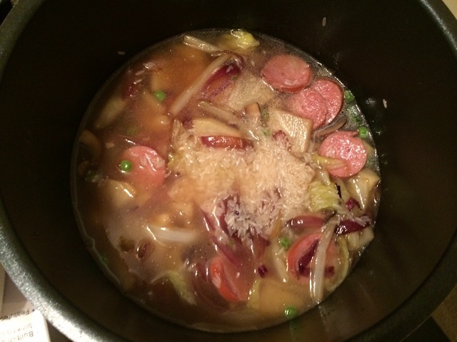 燻腸土豆洋蔥青豆燜飯的做法 步骤5