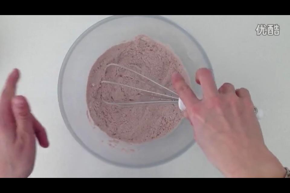 經典紅絲絨杯子蛋糕（red velvet cupcake）的做法 步骤2