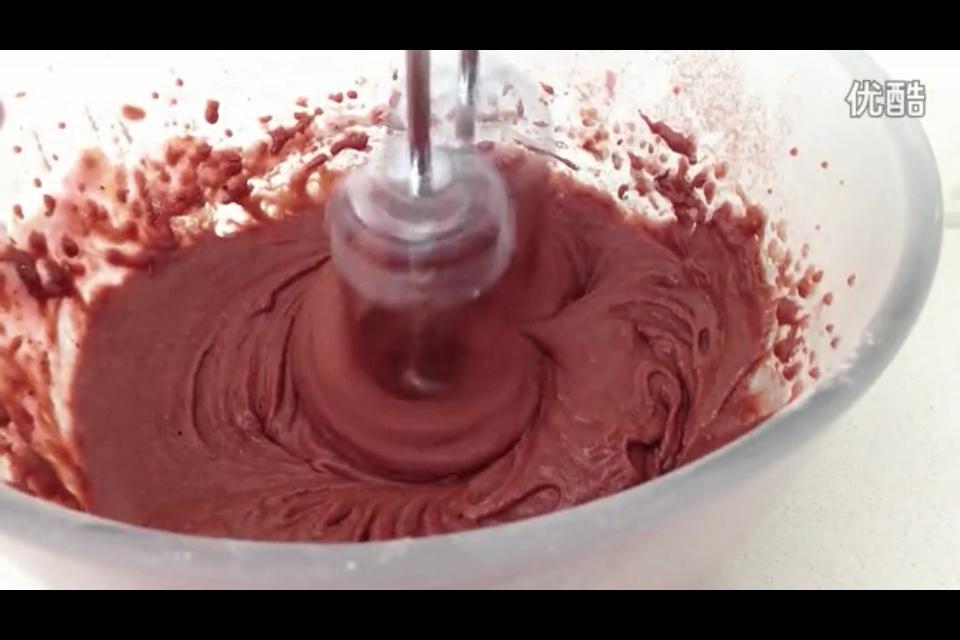 經典紅絲絨杯子蛋糕（red velvet cupcake）的做法 步骤6