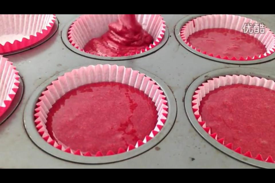 經典紅絲絨杯子蛋糕（red velvet cupcake）的做法 步骤12