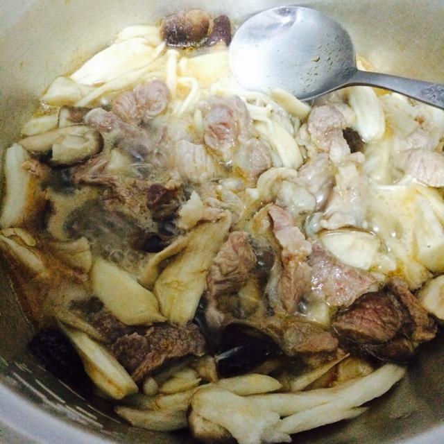 雜菇炒前腿肉窩蛋燜飯（電飯鍋版）的做法 步骤2