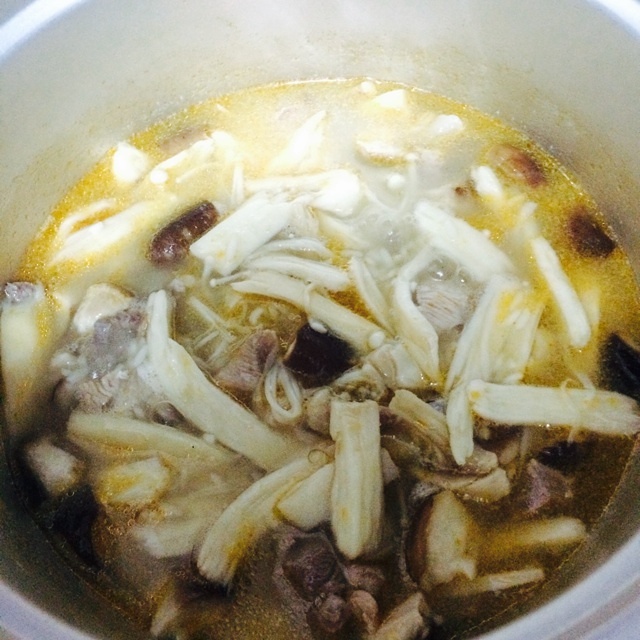 雜菇炒前腿肉窩蛋燜飯（電飯鍋版）的做法 步骤3