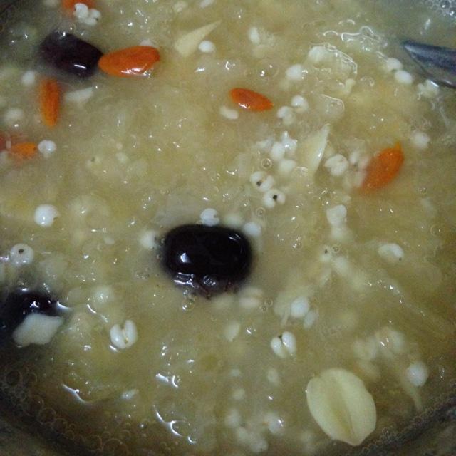 銀耳紅棗薏米粥的做法 步骤1