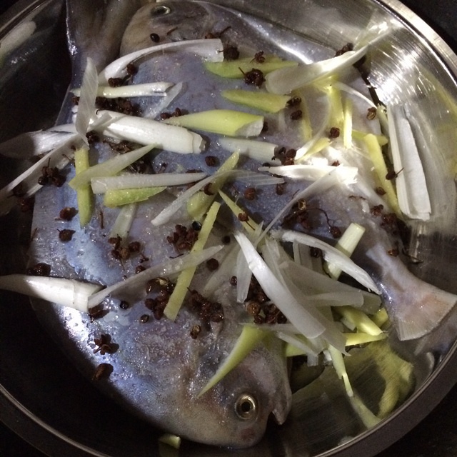 清蒸鯧魚的做法 步骤2