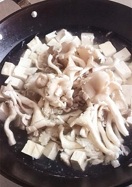 鮮美的滋潤湯---姬菇豆腐湯的做法 步骤4