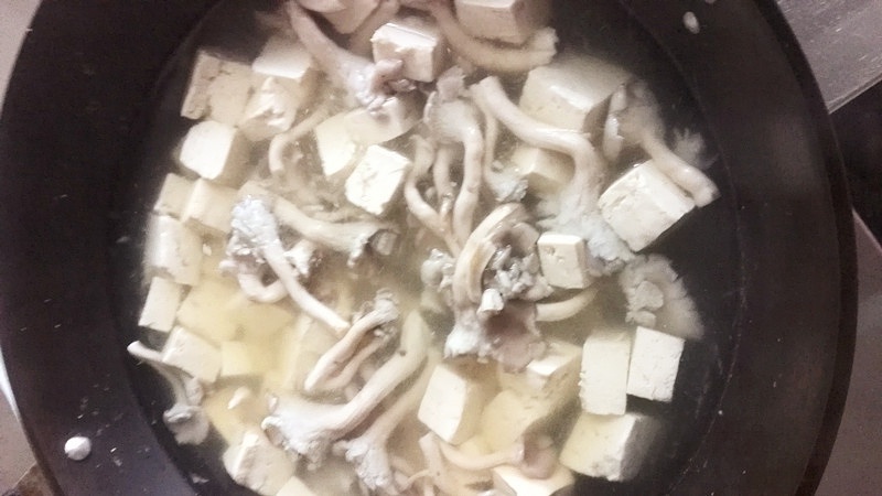 鮮美的滋潤湯---姬菇豆腐湯的做法 步骤5