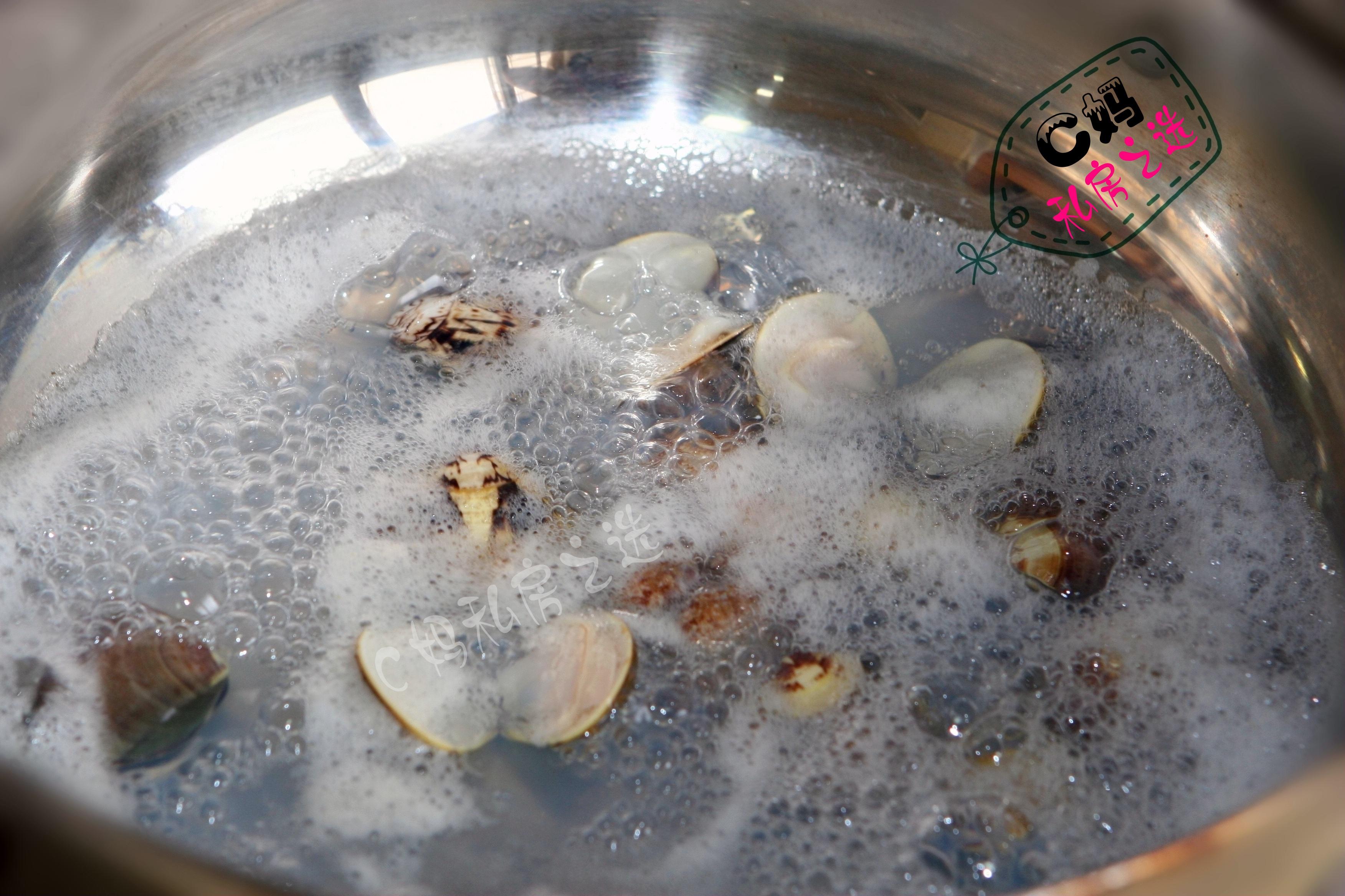 C媽私房之選——寶貝專屬秋季潤燥湯品——文蛤銀絲湯的做法 步骤1