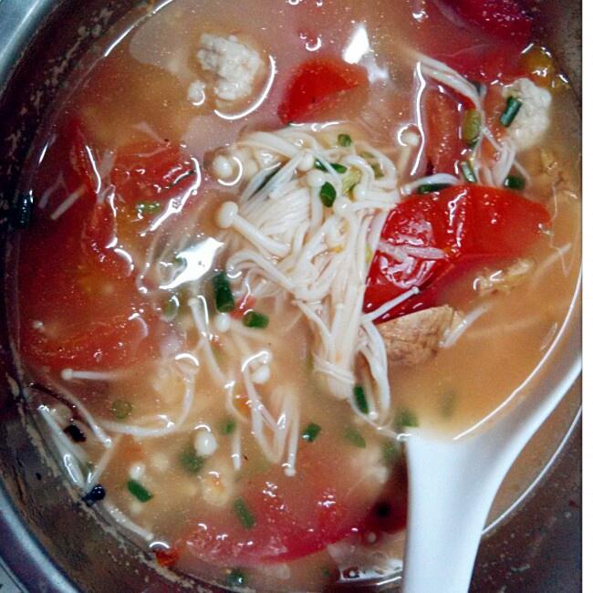 番茄金針菇肉丸湯的做法 步骤4