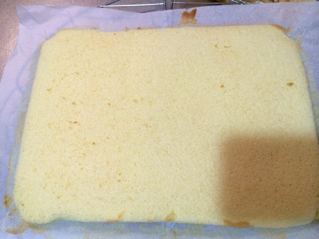 松軟米粉蛋糕卷的做法 步骤11