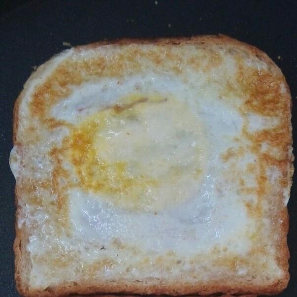 懶人版面包煎雞蛋的做法 步骤3