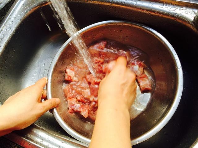 金針炖肉（黃花菜炖肉）——超經典媽媽菜的做法 步骤3