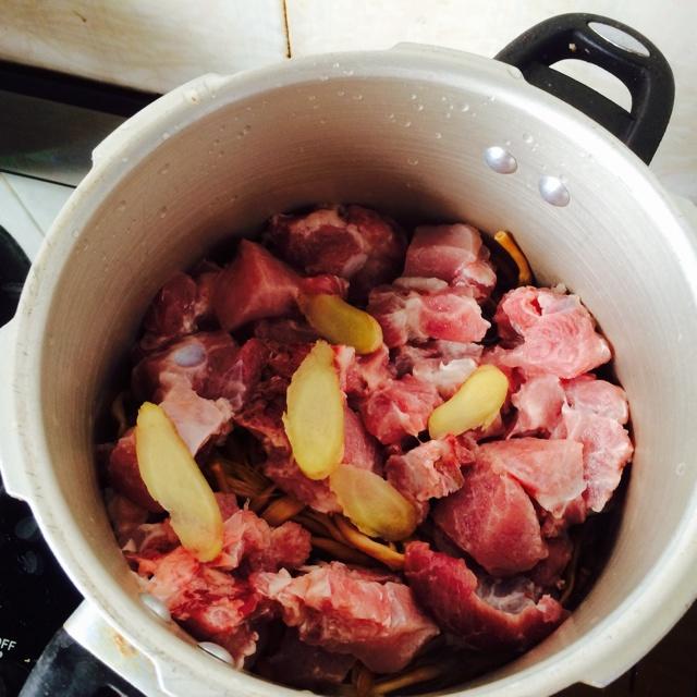 金針炖肉（黃花菜炖肉）——超經典媽媽菜的做法 步骤4