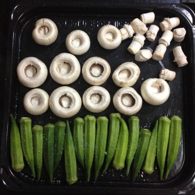 【減肥午餐】烤秋葵蘑菇配什錦炒蛋的做法 步骤1