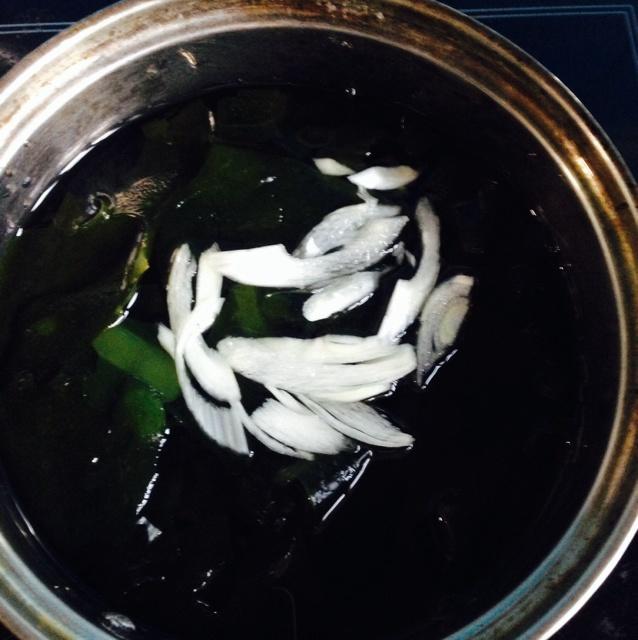 螺旋藻魚丸湯的做法 步骤3