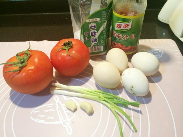 營養、健康、易做的番茄炒蛋（適合家有小朋友的，非常好下飯）的做法 步骤1
