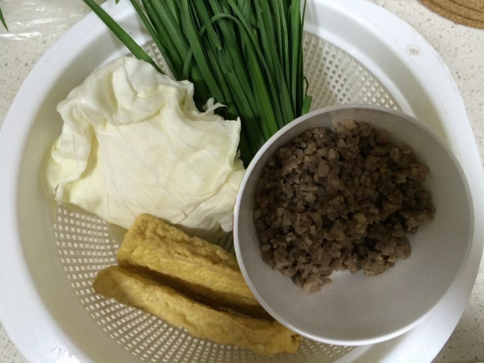 《昨日的美食》之油豆腐、韭菜、高麗菜、豬絞肉的味噌熱炒的做法 步骤2