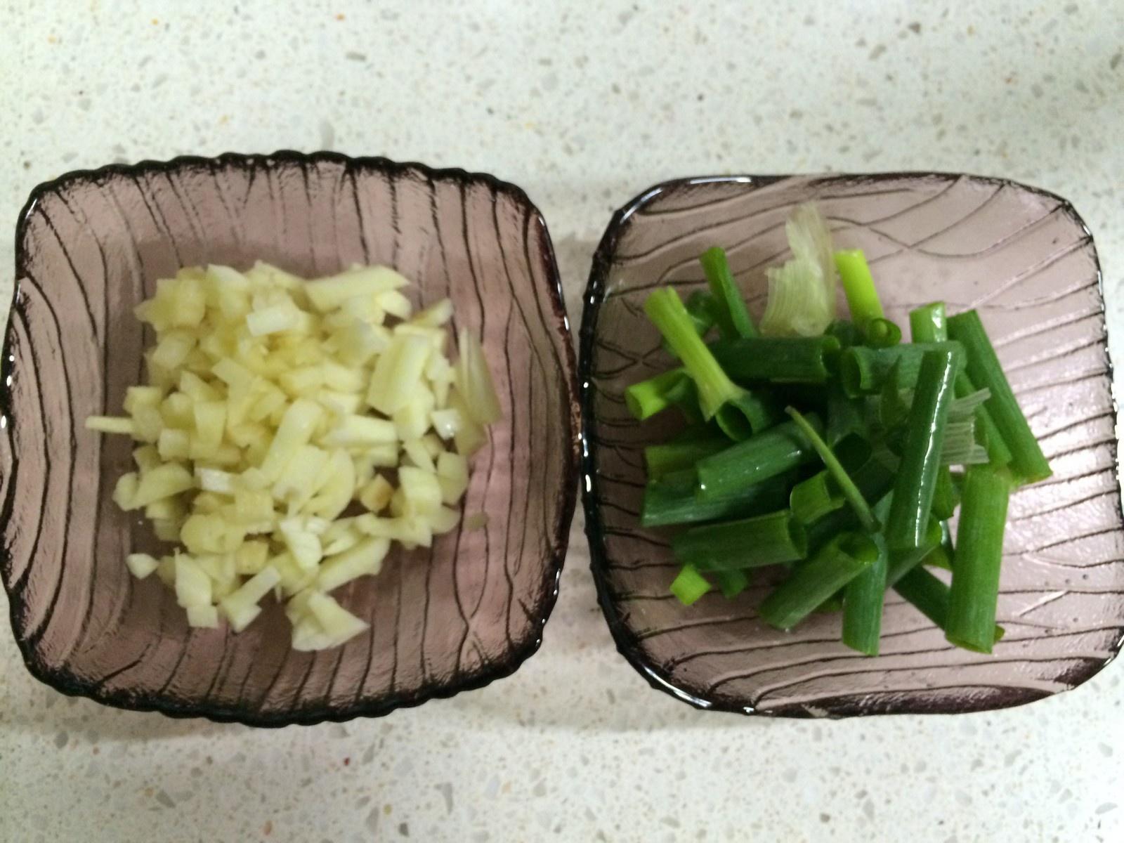 《昨日的美食》之油豆腐、韭菜、高麗菜、豬絞肉的味噌熱炒的做法 步骤6