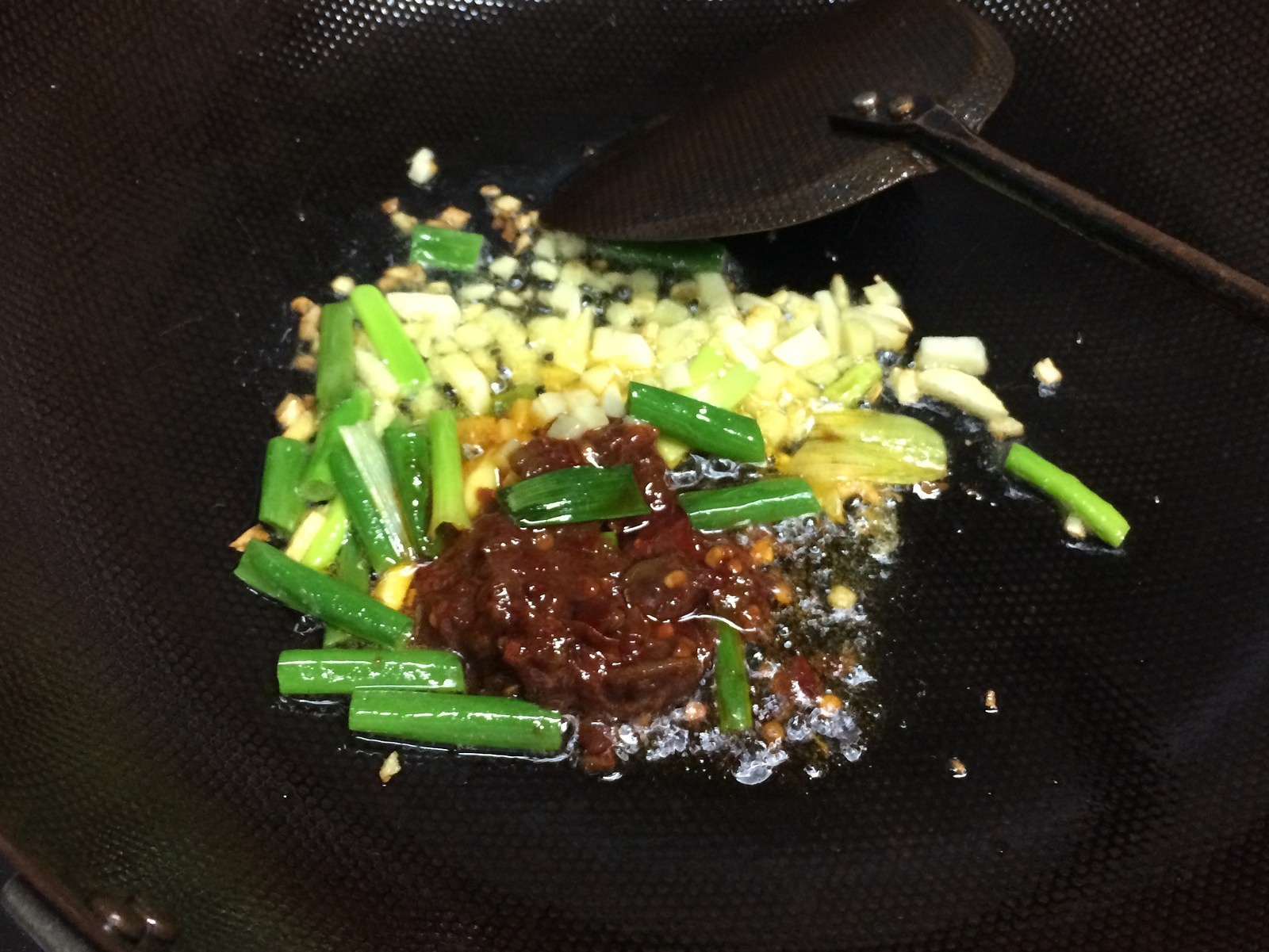 《昨日的美食》之油豆腐、韭菜、高麗菜、豬絞肉的味噌熱炒的做法 步骤7