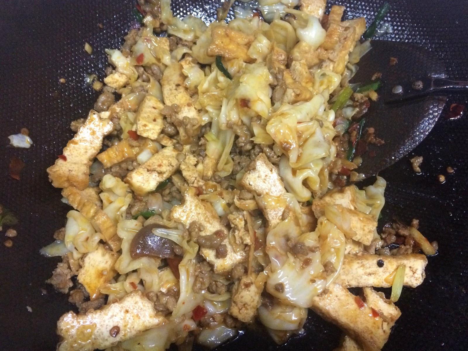《昨日的美食》之油豆腐、韭菜、高麗菜、豬絞肉的味噌熱炒的做法 步骤10