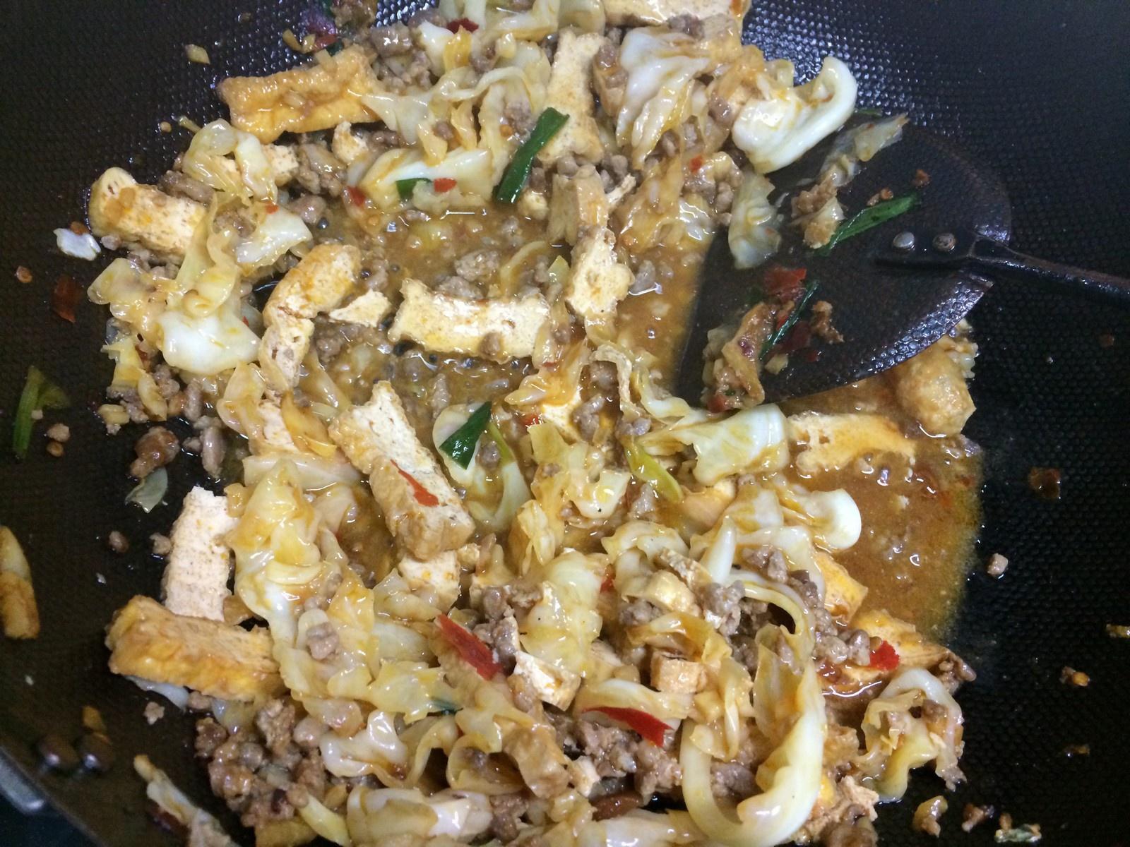 《昨日的美食》之油豆腐、韭菜、高麗菜、豬絞肉的味噌熱炒的做法 步骤11