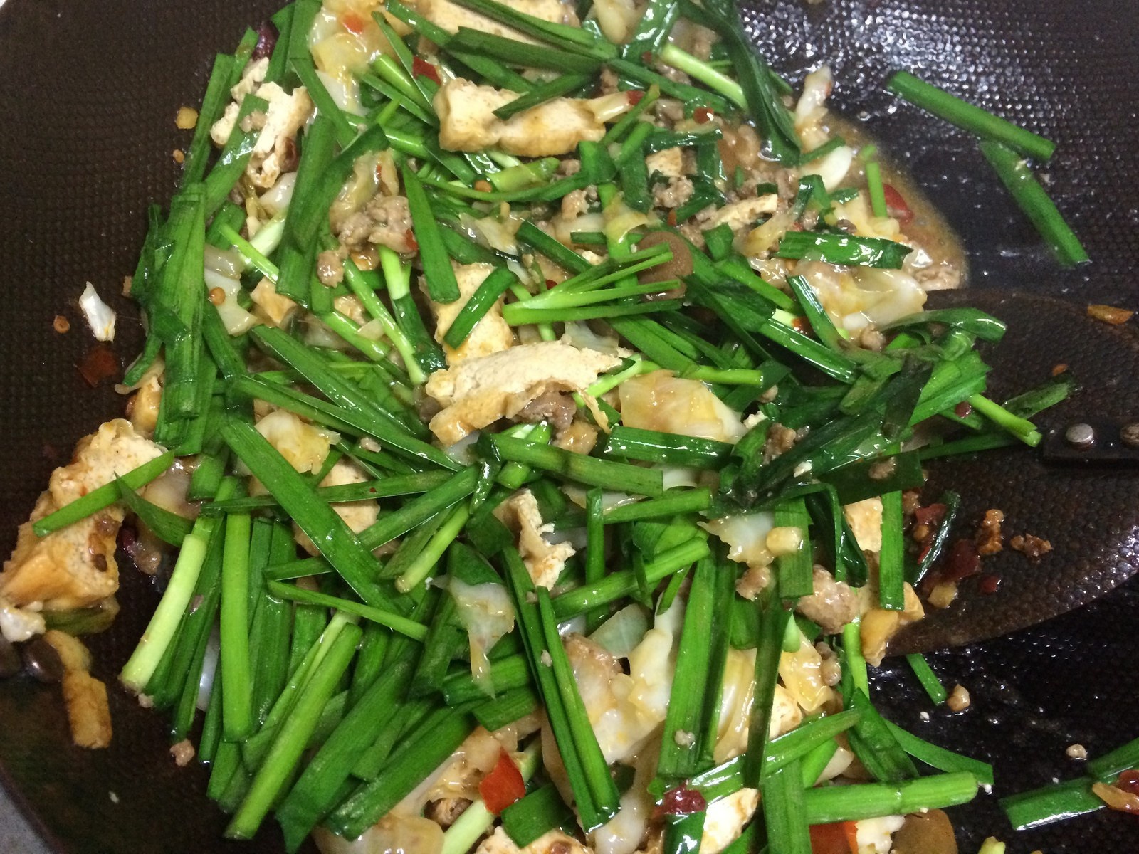 《昨日的美食》之油豆腐、韭菜、高麗菜、豬絞肉的味噌熱炒的做法 步骤12