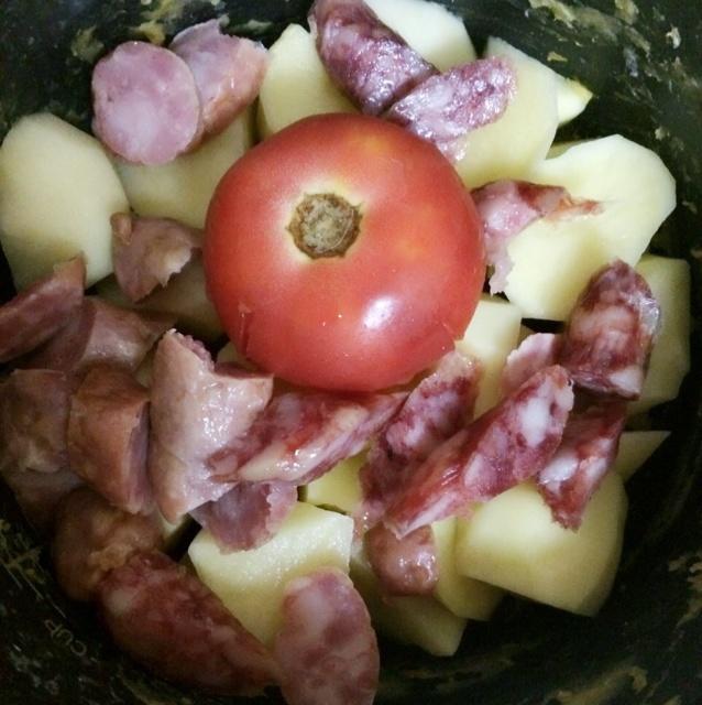 整個番茄 土豆飯的做法 步骤1