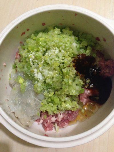 芹菜蝦仁鮮肉餡鍋貼的做法 步骤2