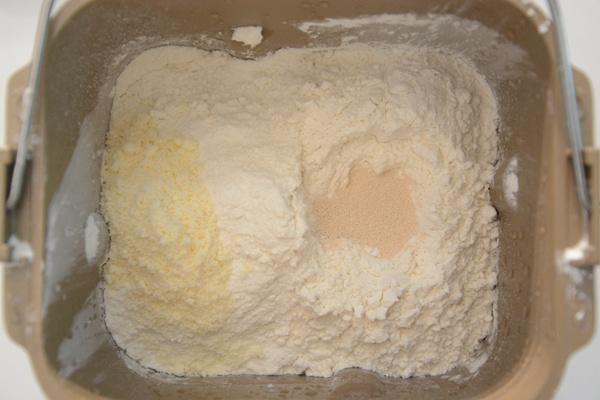面包機做面包的方法（一鍵式芝麻牛奶面包）的做法 步骤2
